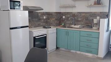 Coffee/tea maker, fridge, microwave, oven
