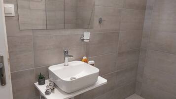Dusche, Haartrockner, Handtücher