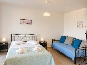 Tabla de planchar con plancha, wifi y ropa de cama 