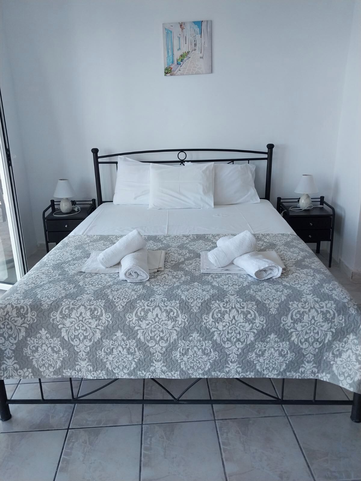 Iron/ironing board, WiFi, bed sheets