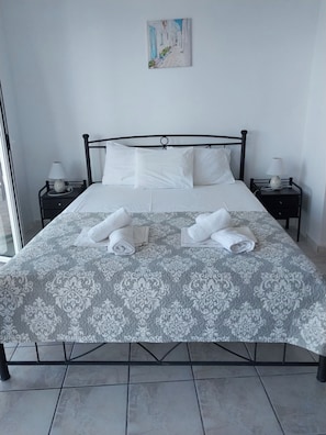Iron/ironing board, WiFi, bed sheets