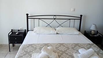 Iron/ironing board, WiFi, bed sheets