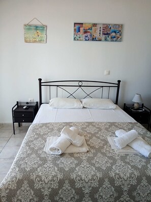 Tabla de planchar con plancha, wifi y ropa de cama 