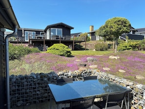 Outdoor dining - Bright Holiday Home with Sea View and Annex (Kerteminde)