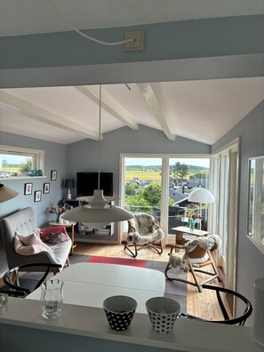 TV - Bright Holiday Home with Sea View and Annex (Kerteminde)