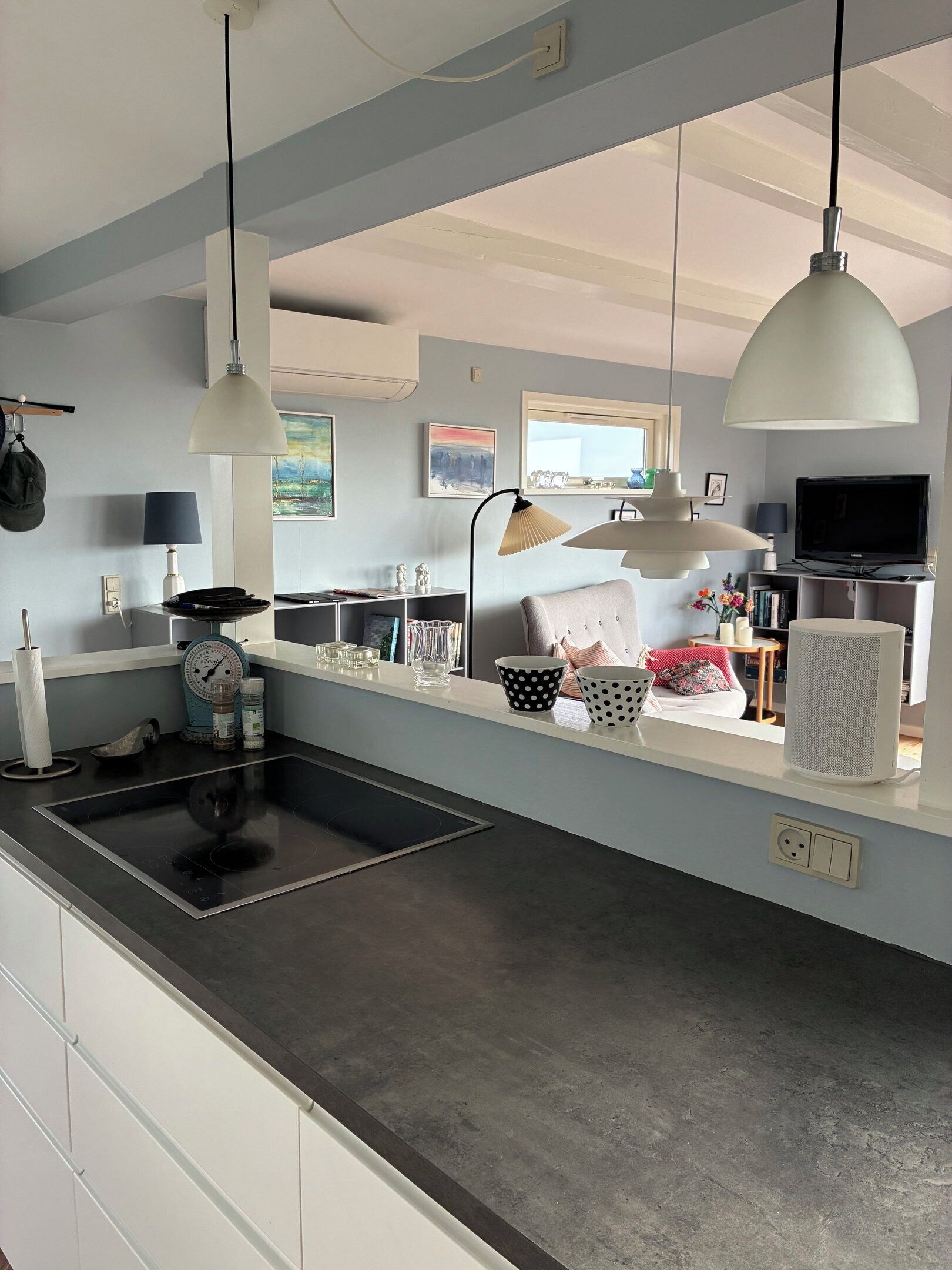Coffee/tea maker, fridge, oven, stovetop