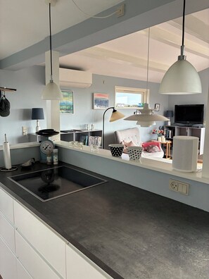 Coffee/tea maker, fridge, oven, stovetop - Bright Holiday Home with Sea View and Annex (Kerteminde)