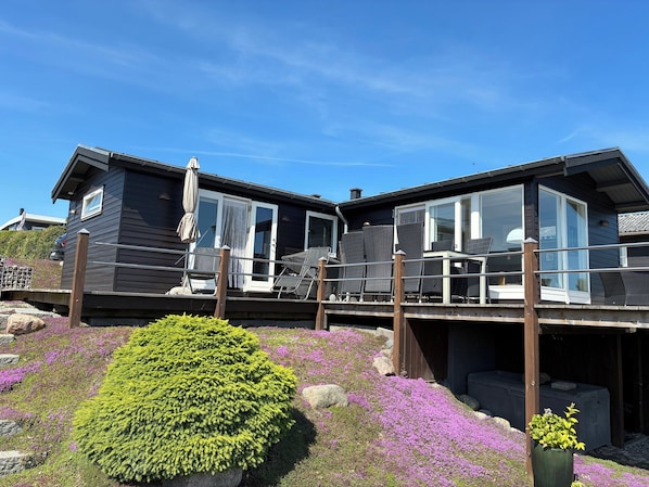Exterior - Bright Holiday Home with Sea View and Annex (Kerteminde)
