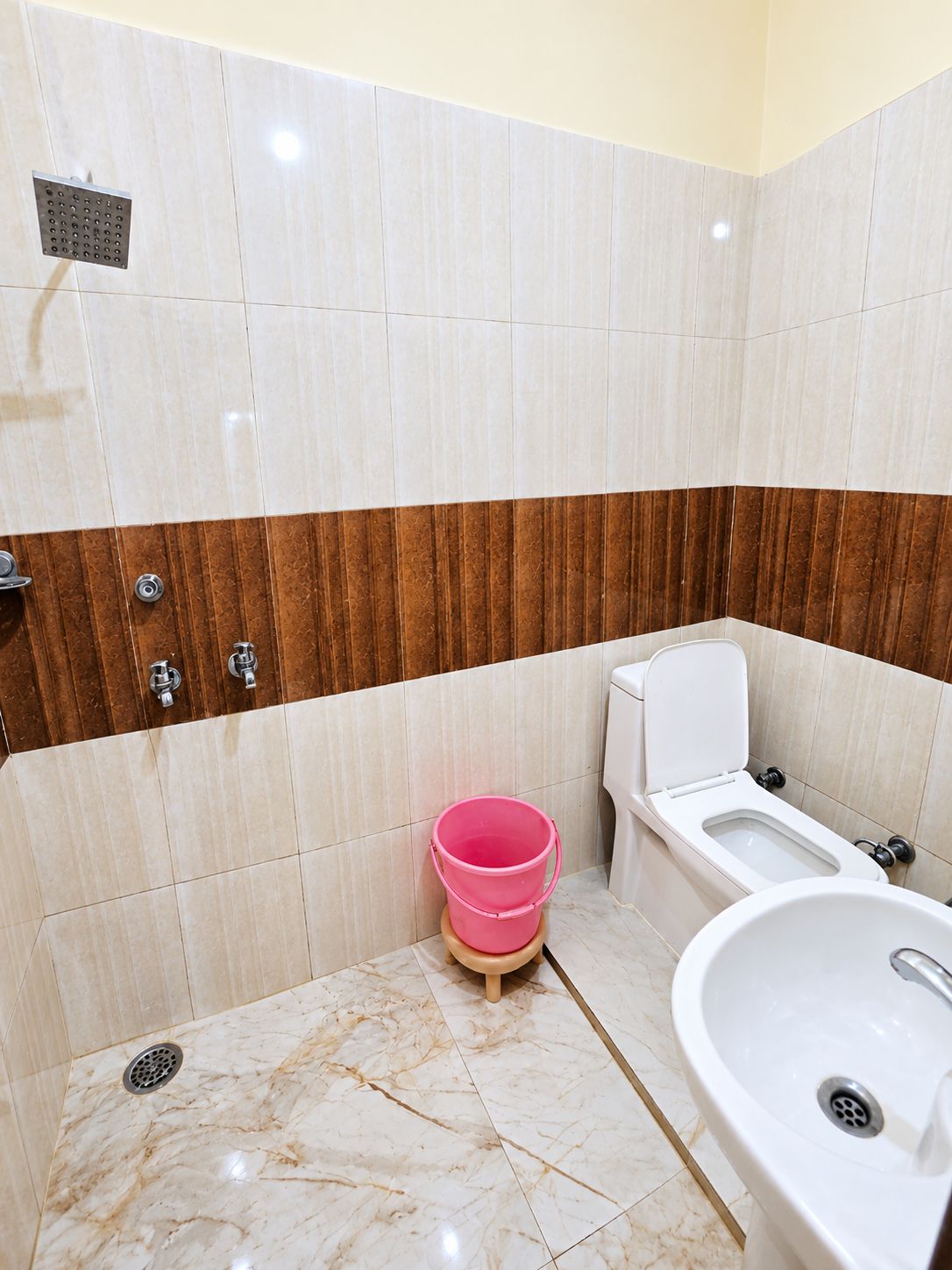 Et badeværelse med toilet, bidet og vask.