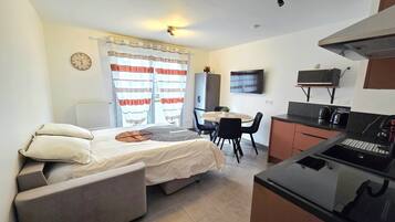 1 habitación, tabla de planchar con plancha, wifi gratis y ropa de cama