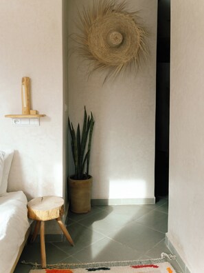 Comfort Studio Suite, 1 King Bed, Balcony | Interior