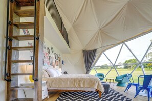 Room - Butler ‘Pop Culture Camp’ w/ Private Hot Tub & BBQ (Butler)