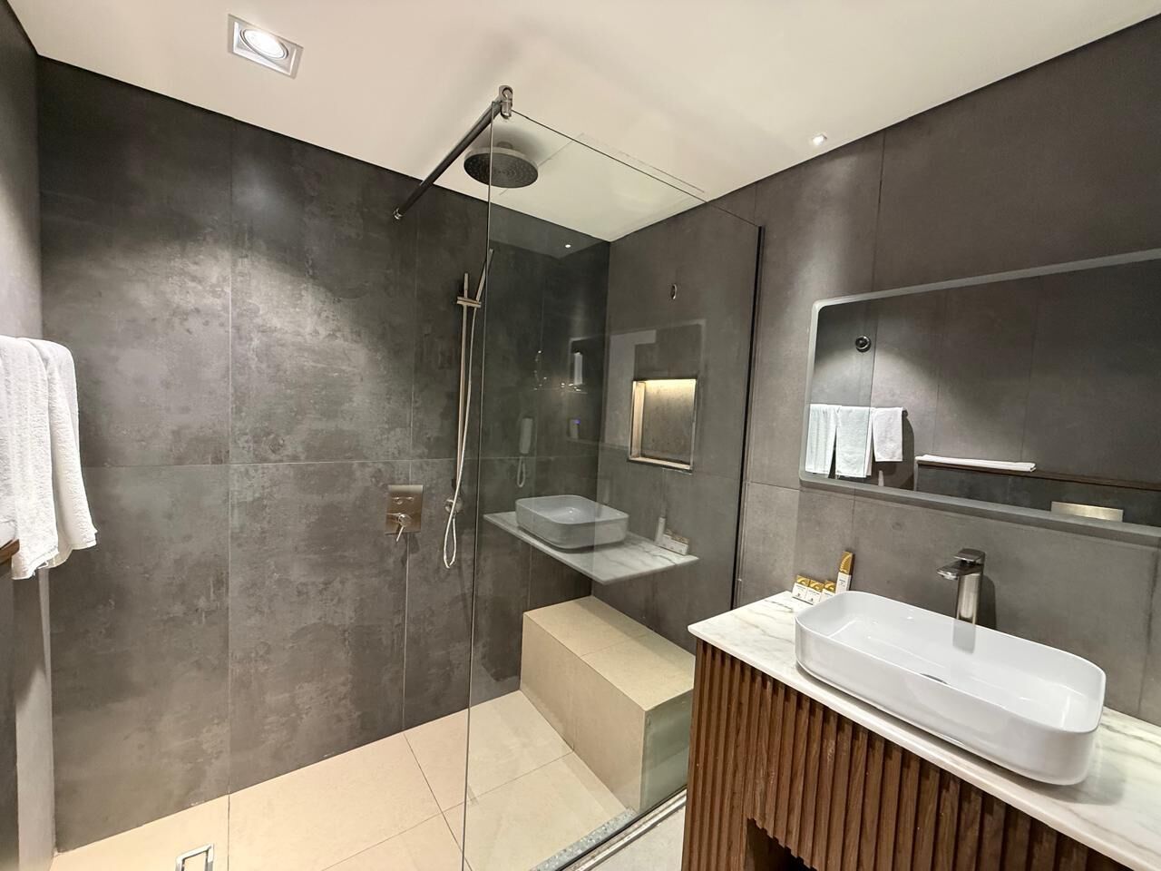 Handuk, sabun, sampo, dan tisu toilet
