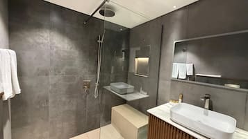 Handuk, sabun, sampo, dan tisu toilet