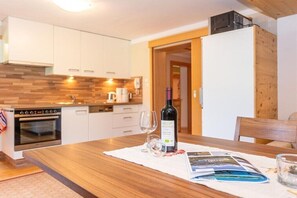 Wasserkocher mit Kaffee-/Teezubehör, Kühlschrank, Mikrowelle, Ofen