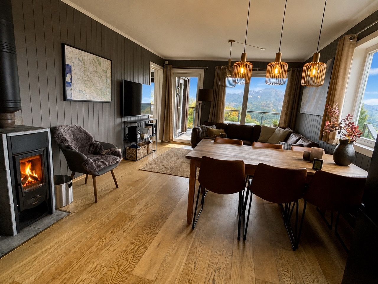 En moderne stue med pejs, spiseplads og sofa.