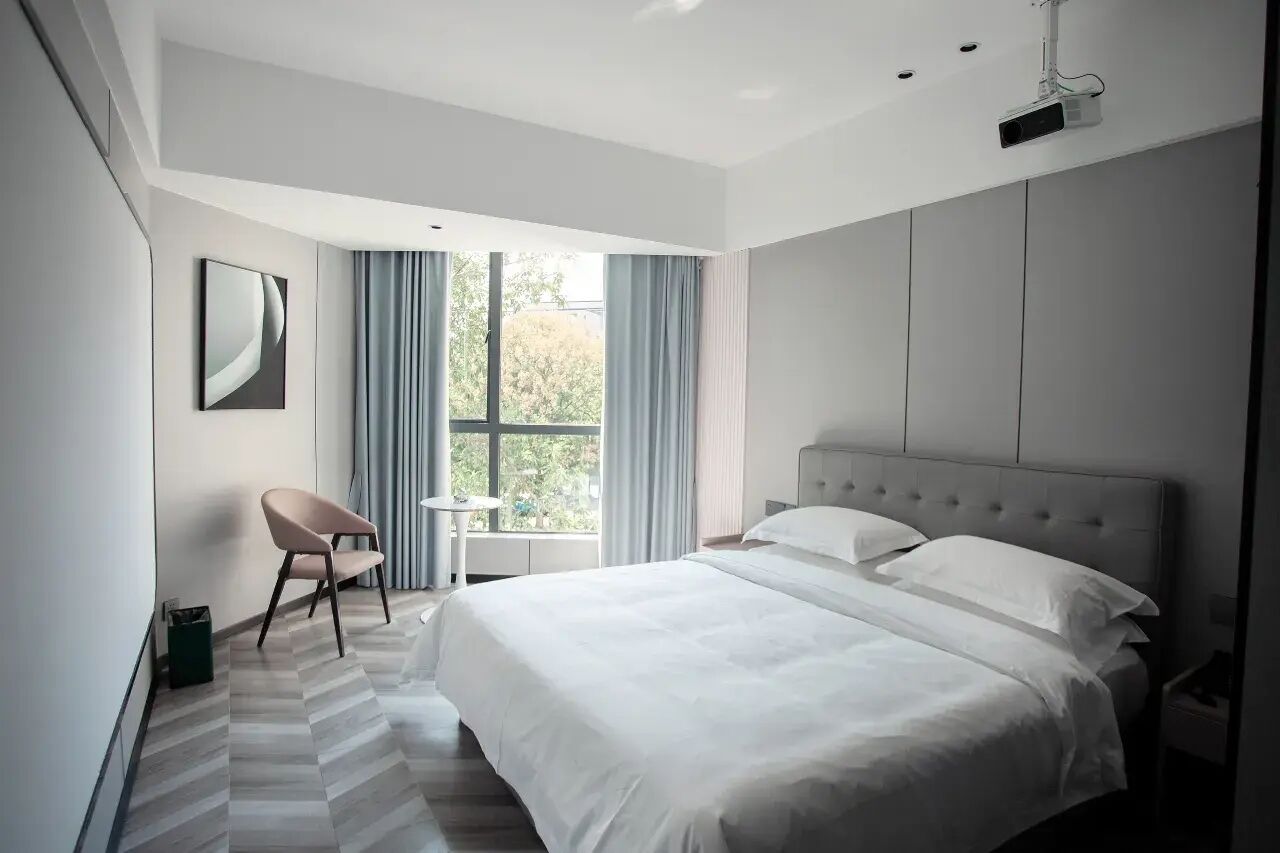 Habitación Confort doble, vistas a la ciudad | Tabla de planchar con plancha y wifi gratis