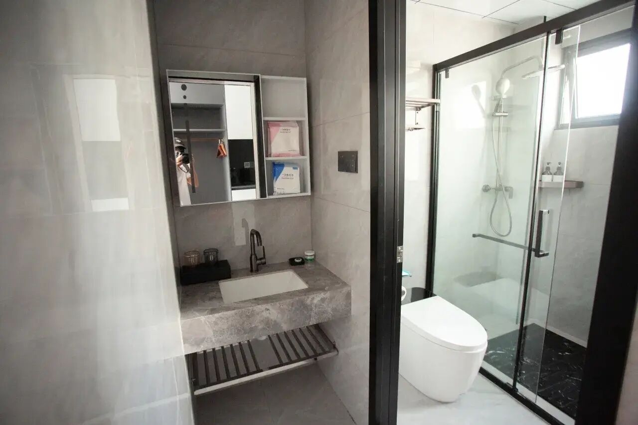 Camera Comfort con 2 letti singoli, vista città | Bagno | Doccia, asciugacapelli, asciugamani, sapone