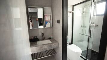 Camera Comfort con 2 letti singoli, vista città | Bagno | Doccia, asciugacapelli, asciugamani, sapone