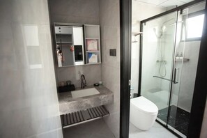 Habitación Confort con 2 camas individuales, vistas a la ciudad | Baño | Ducha, secador de pelo, toallas y jabón