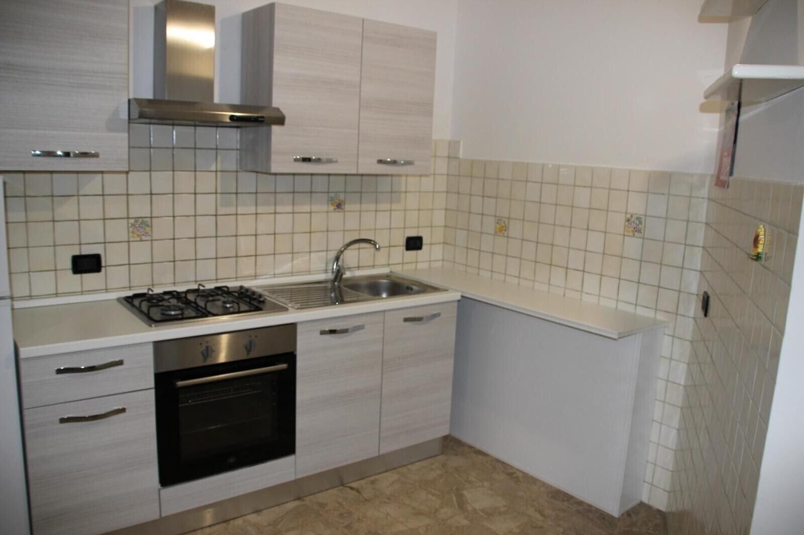 Refrigerador, horno, placa de cocina, tetera/pava eléctrica
