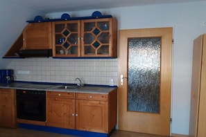 Kühlschrank, Mikrowelle, Herdplatte, Wasserkocher mit Kaffee-/Teezubehör