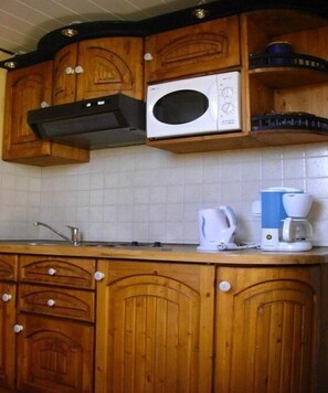Kaffetrakter/tekoker, kjøleskap, mikrobølgeovn og kokeplater
