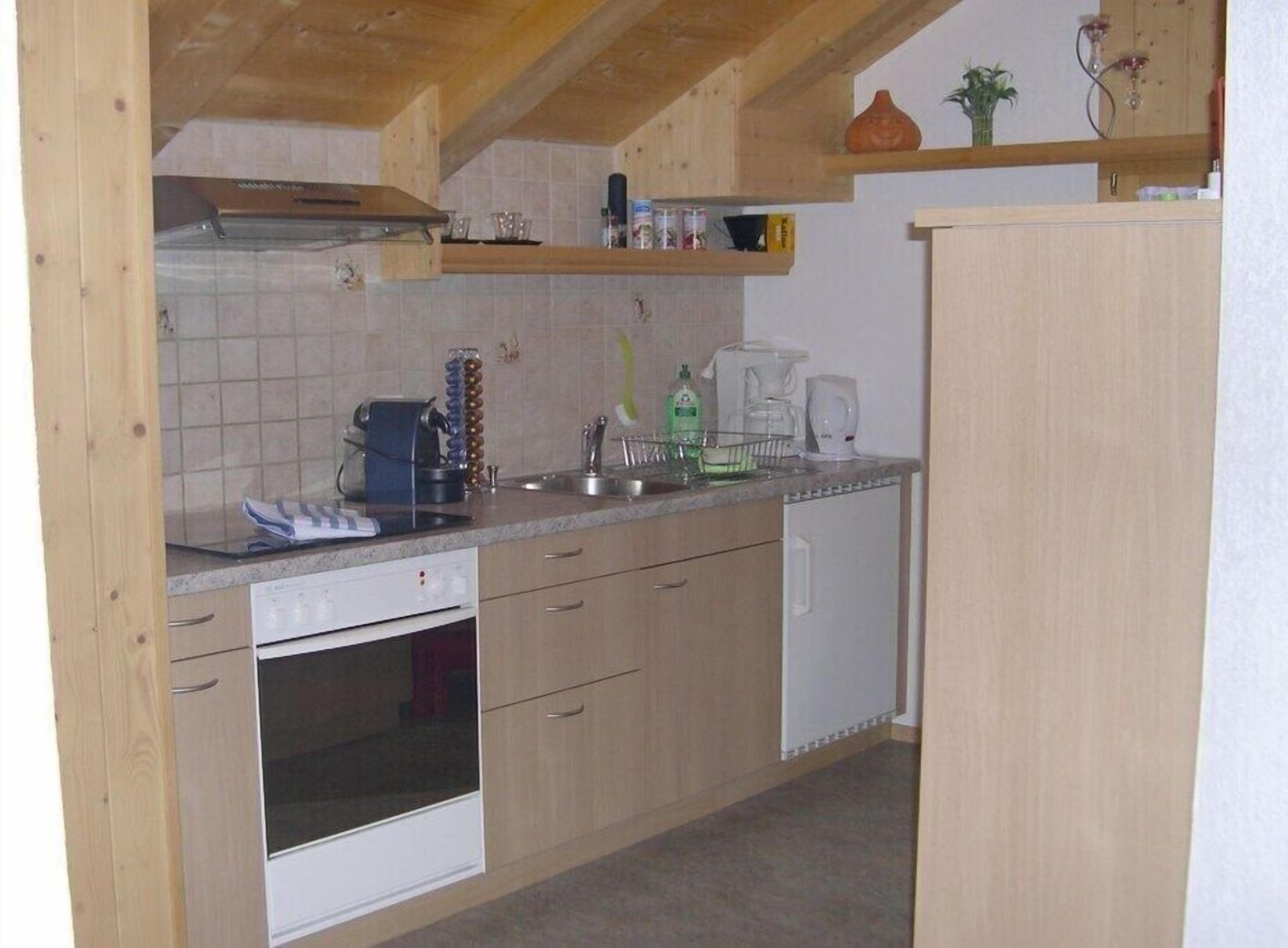 Wasserkocher mit Kaffee-/Teezubehör, Kühlschrank, Ofen, Herdplatte