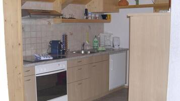Wasserkocher mit Kaffee-/Teezubehör, Kühlschrank, Ofen, Herdplatte