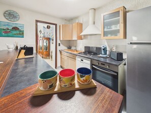 Wasserkocher mit Kaffee-/Teezubehör, Kühlschrank, Mikrowelle, Ofen