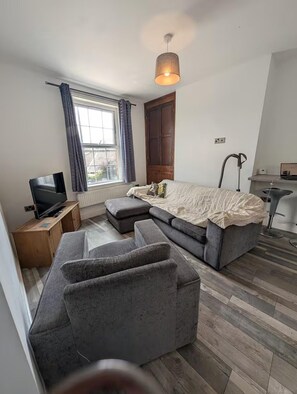 Living area - Apartment Sleeps 3 With Parking (Shrewsbury)