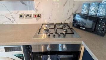 Refrigerador, microondas, horno y parrilla de estufa