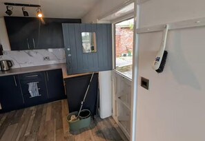 Fridge, microwave, oven, stovetop - 1 Bed Georgian Apartment - Garden - Pets Welcome (Shrewsbury)