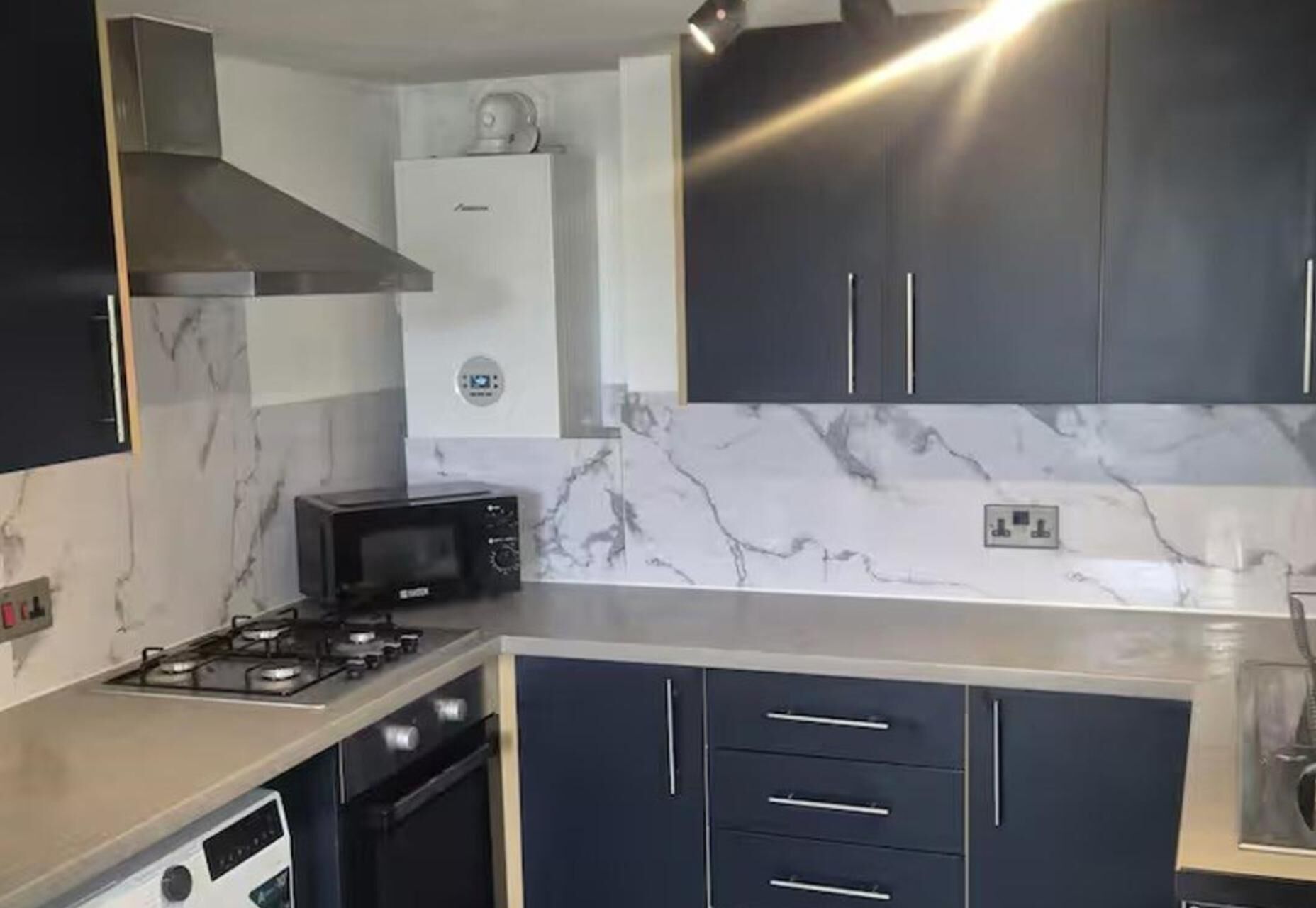 Refrigerador, microondas, horno y parrilla de estufa 