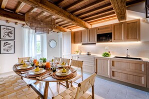 Dining - Charming Villa Nestled In The Lucca Hills (Ponte del giglio)