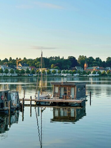 Houseboat with veranda directly on the Schlei