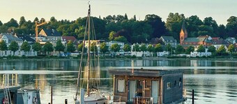 Houseboat with veranda directly on the Schlei