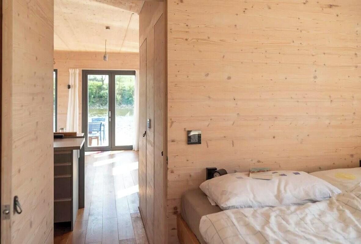 2 bedrooms, desk