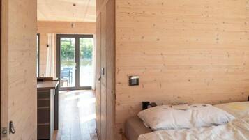 2 bedrooms, desk