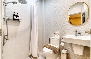 Shower, hair dryer, towels, soap - Móna Villa Only 1 km. to Chaweng Beach | Brand New 4 Bedrooms (Koh Samui)