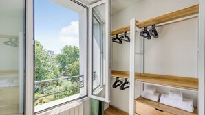 Ein Zimmer mit großem Fenster, einer Holzablage und einer Heizung.