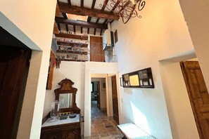 A narrow hallway with a wooden ceiling and a staircase leading to an upper level. - Peaceful Country Retreat near Pesaro (Pesaro)