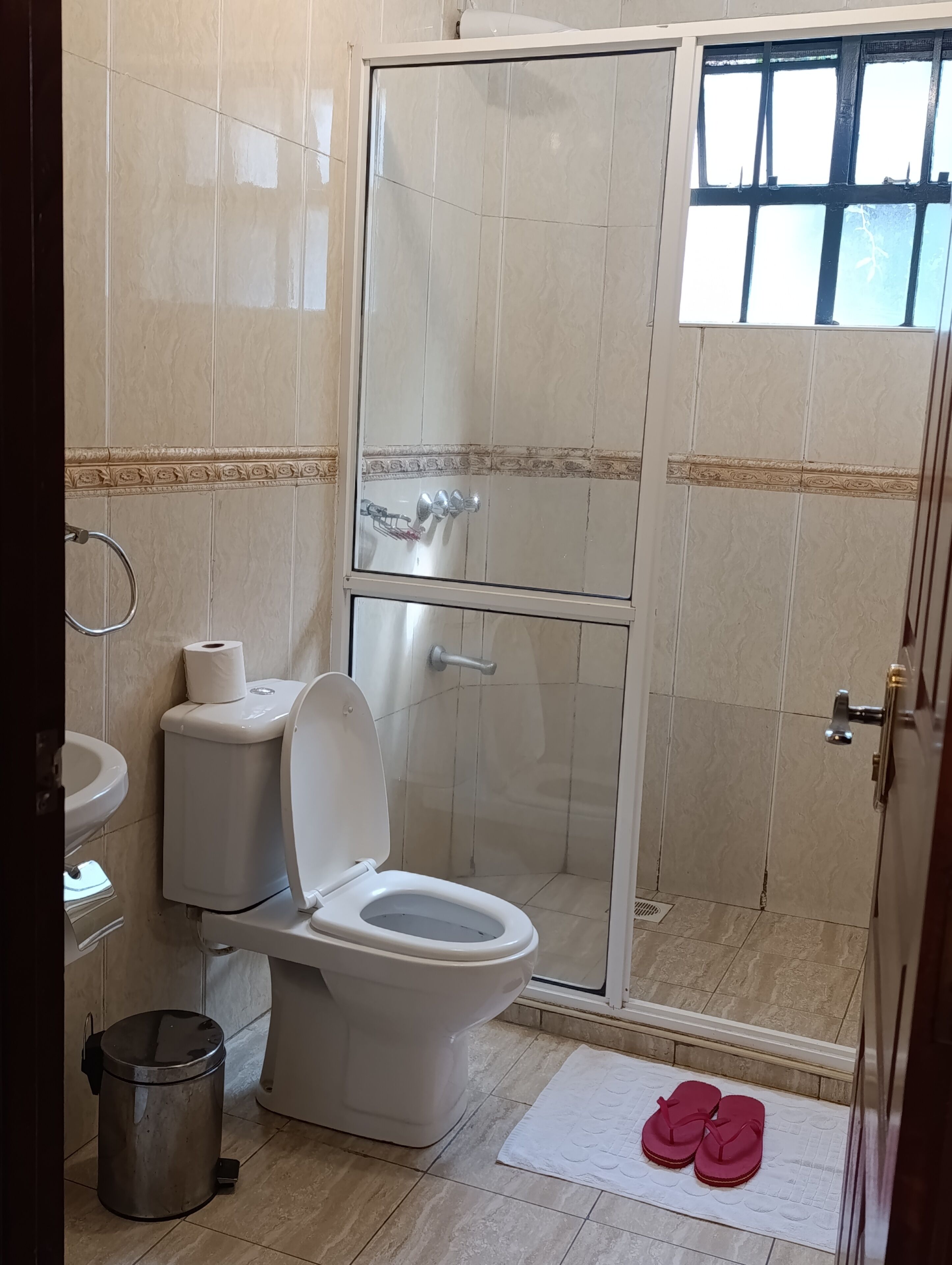 Apartamento Confort, balcón, vistas a la ciudad | Baño | Ducha, cabezal de ducha tipo lluvia, zapatillas y toallas