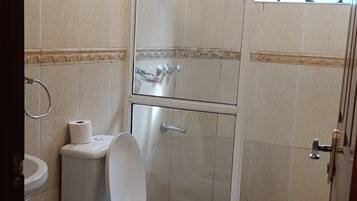 Apartamento Confort, balcón, vistas a la ciudad | Baño | Ducha, cabezal de ducha tipo lluvia, zapatillas y toallas