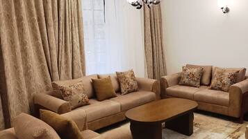Apartamento Confort, balcón, vistas a la ciudad | Zona de estar