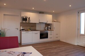 Frigorífico, microondas, horno y placa de cocina