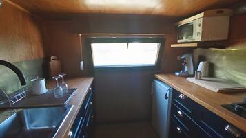 Frigorífico, microondas, placa de cocina y cafetera o tetera