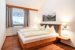 3 bedrooms, iron/ironing board, travel cot, free WiFi - Aparthotel Alpen Chalet (Neukirchen)