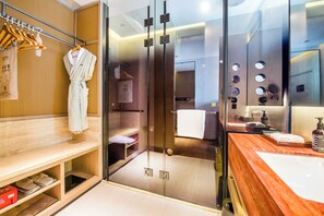 Chambre Supérieure, balcon | Salle de bain | Serviettes fournies, shampoing, papier toilette