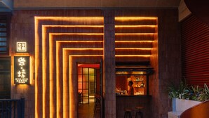Un edificio moderno con paneles de madera y una zona de bar.